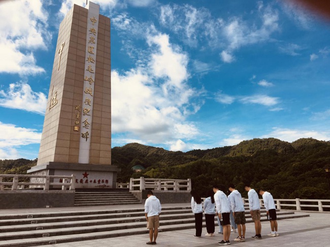 實(shí)踐隊(duì)向松毛嶺戰(zhàn)役中犧牲的烈士鞠躬默哀。福建船政交通職業(yè)學(xué)院供圖